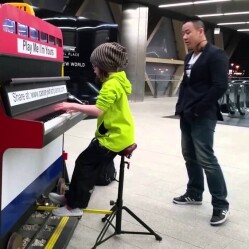Suona Mozart al pianoforte in stazione: applausi per la bimba di 9 anni