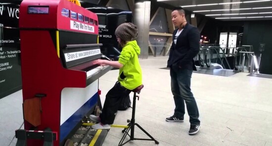 Suona Mozart al pianoforte in stazione: applausi per la bimba di 9 anni