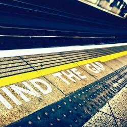 Addio a Phil Sayer, storica voce di “Mind the Gap” nella metro di Londra