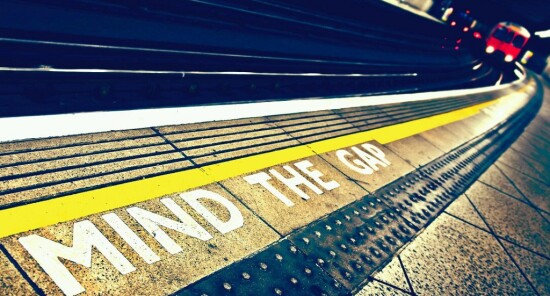 Addio a Phil Sayer, storica voce di “Mind the Gap” nella metro di Londra