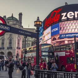 Piccadilly Circus, la riconosci? Ecco le foto dal 1900 a oggi