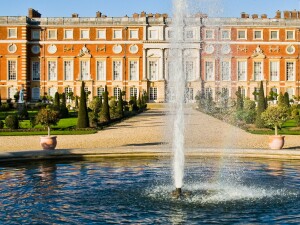 hampton court palace copertina