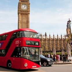 Biglietti da 1 ora per viaggiare in bus: Ecco la prima novità introdotta da Sadiq Khan