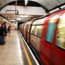 Metropolitana: Le regole da rispettare quando viaggi nella tube di Londra