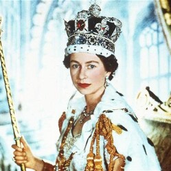 Centenario Regina Elisabetta II: a Buckingham Palace la mostra con 200 abiti iconici