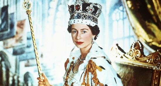 Centenario Regina Elisabetta II: a Buckingham Palace la mostra con 200 abiti iconici