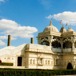 Shri Swaminarayan Mandir: Visita il più grande tempio Hindu in Europa