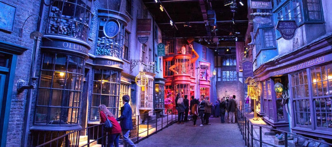 Entra nel mondo di Harry Potter con tour guidati tra set iconici, luoghi segreti e magie che prendono vita