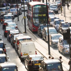 Londra maglia nera del traffico: è la città più congestionata d’Europa