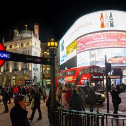 Piccadilly Circus: La dinamica piazza nel cuore di Londra