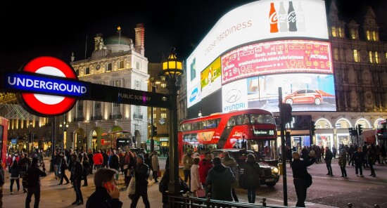 Piccadilly Circus: La dinamica piazza nel cuore di Londra