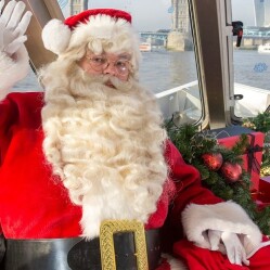 Salpa in crociera sul Tamigi con Babbo Natale