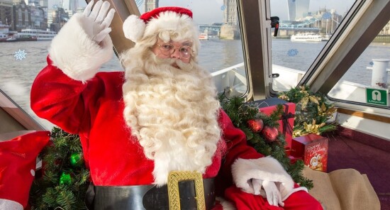 Salpa in crociera sul Tamigi con Babbo Natale