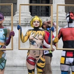 Quadri viventi girano Londra per promuovere l'arte in città