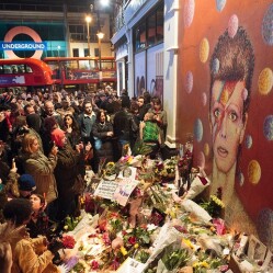 L'omaggio di Londra a David Bowie a un anno dalla sua scomparsa