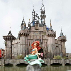 Ecco il video e le foto del parco di Banksy: Benvenuti a Dismaland!