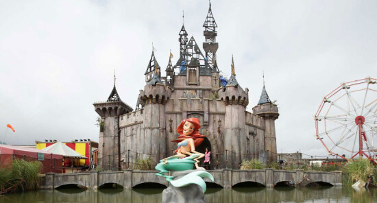 Ecco il video e le foto del parco di Banksy: Benvenuti a Dismaland!