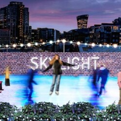 Una pista di pattinaggio con vista panoramica su Londra
