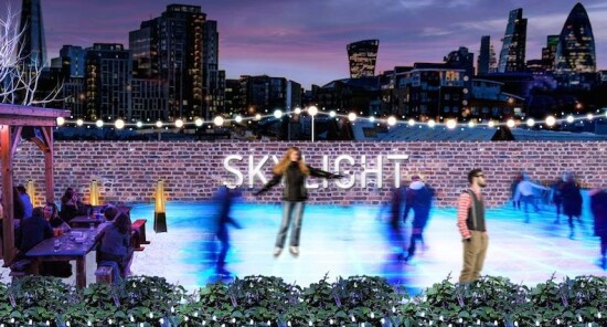 Una pista di pattinaggio con vista panoramica su Londra