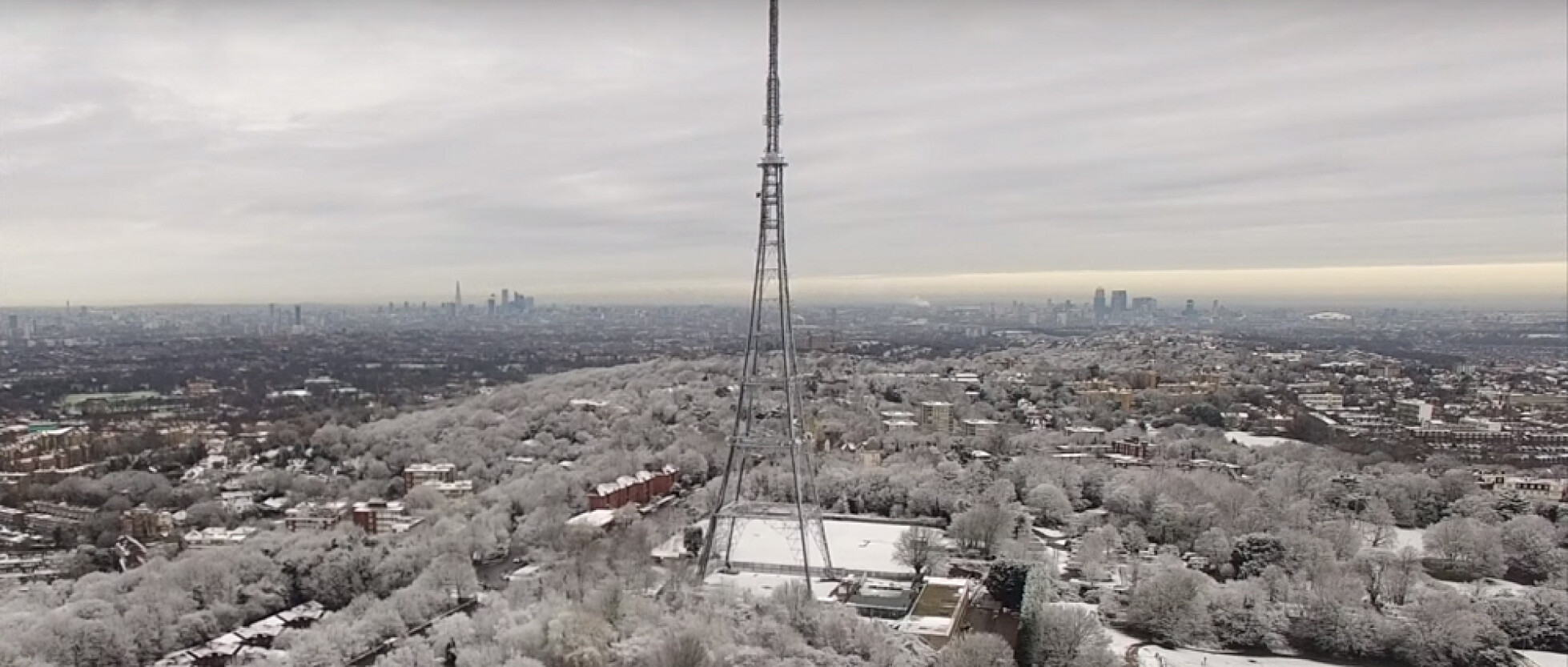 La prima neve del 2016 su Londra ripresa da un drone